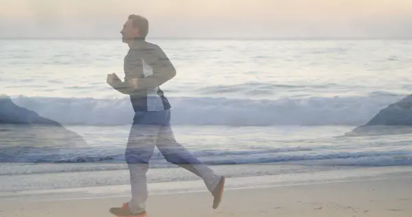 Uomo Che Corre Sulla Spiaggia Con Onde Vista — Foto Stock