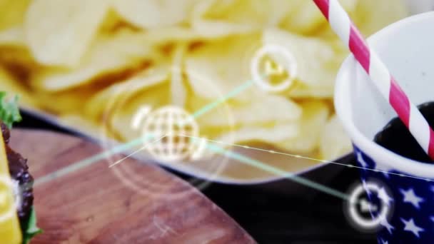 ハンバーガーとアメリカンフラッグコーラカップとストローを介したグローバルコミュニケーションネットワークのアニメーション アメリカ お祝い 食べ物 7月4日 コミュニケーション デジタル生成ビデオ — ストック動画