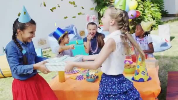 Animáció Konfetti Felett Boldog Változatos Lányok Játszanak Ajándék Születésnapi Party — Stock videók