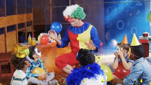 Animacja Konfetti Nad Szczęśliwymi Różnorodnymi Dziećmi Męskim Klaunem Zabawiającym Imprezie — Wideo stockowe