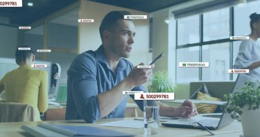 Ofisteki çeşitli iş adamları üzerinde medya simgeleri. Küresel iş ve dijital arayüz kavramı dijital olarak oluşturulmuş görüntü.