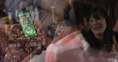 Randevu sırasında birden fazla çifte karşı ekranda QR kodlu bir akıllı telefonu tutan kadının kompozisyonu. covid-19 aşı sertifikası ve sağlık kartı konsepti