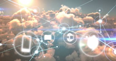 Bulutların üzerinde işlenen bağlantı ve veri görüntüsü. Dijital arayüz, bulut hesaplama ve veri işleme kavramı dijital olarak oluşturuldu.