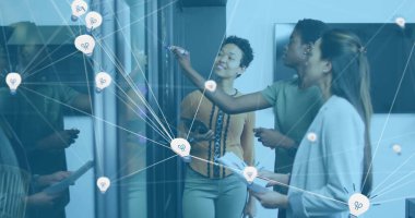 Ofiste not alan çeşitli iş adamlarının veri işleme görüntüsü. Küresel iş ve dijital arayüz kavramı dijital olarak oluşturulmuş görüntü.