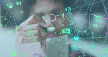 Cam duvara not alan melez iş adamının veri işleme görüntüsü. Küresel iş ve dijital arayüz kavramı dijital olarak oluşturulmuş görüntü.