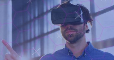 Beyaz adamın kulaklık takıp gülümsemesine karşı hareket eden ışık izleri 