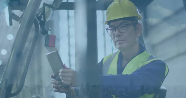 Güvenlik Teçhizatlı Asyalı Bir Adam Bir Sanayi Bölgesinde Makineler Çalıştırıyor — Stok fotoğraf