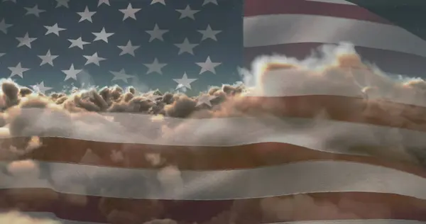 アメリカの国旗と雲のデジタル複合体 このイメージは愛国心とアメリカの夢と理想の概念を象徴しています — ストック写真