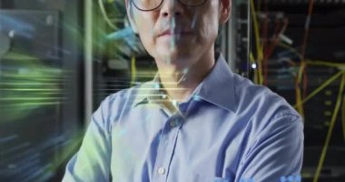 Bilgisayar sunucuları tarafından Asyalı bir erkek üzerinde devre kartı ve veri işleme animasyonu. Küresel iş, bağlantılar, hesaplama ve veri işleme kavramı dijital olarak oluşturulmuş video.