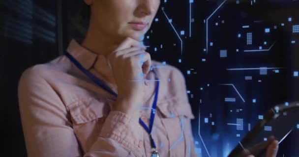 サーキットボードのアニメーションと コンピュータサーバーでエンジニアリングする慎重な女性のデータ処理 グローバルビジネス コネクション コンピューティング データ処理コンセプトデジタル生成ビデオ — ストック動画