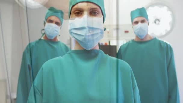 病院の顔面マスクで多様な外科医を介したデータ処理のアニメーション グローバル医療 コネクション クラウドコンピューティング データ処理コンセプトデジタル生成ビデオ — ストック動画