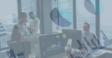 Ofiste maske takan çeşitli iş adamlarının finansal veri işleme görüntüsü. covid 19 salgın konsepti dijital olarak oluşturulmuş görüntü sırasında küresel iş ve dijital arayüz.