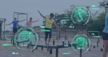 Engelli parkurunda dengelenen çeşitli kadınlar üzerinde bilimsel veri işleme görüntüsü. Küresel spor, sağlık, fitness ve dijital arayüz kavramı dijital olarak oluşturulmuş görüntü.