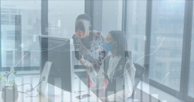 Yüzü maskeli çeşitli iş kadınlarının konuştuğu finansal veri işleme görüntüsü. covid 19 salgın konsepti dijital olarak oluşturulmuş görüntü sırasında küresel iş ve dijital arayüz.