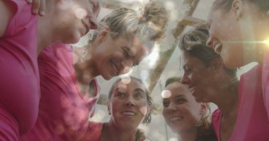 Engel parkurundaki çeşitli kadınların üzerindeki ışık noktalarının birleşmesi. Küresel spor, sağlık, fitness ve dijital arayüz kavramı dijital olarak oluşturulmuş görüntü.