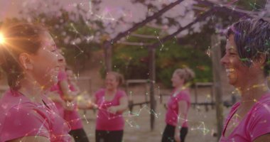 Engelli parkurunda çeşitli kadınlar üzerinde şekiller beşlik çakıyor. Küresel spor, sağlık, fitness ve dijital arayüz kavramı dijital olarak oluşturulmuş görüntü.