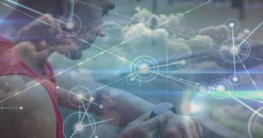 Açık havada akıllı yama kullanan erkek sporcu üzerinden parlayan iletişim ağı. spor, başarı ve iletişim teknolojisi konsepti, dijital olarak üretilen görüntü.