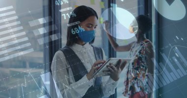 Ofiste tablet kullanan yüz maskeli iş kadınlarının mali veri işleme görüntüsü. covid 19 salgın konsepti dijital olarak oluşturulmuş görüntü sırasında küresel iş ve dijital arayüz.