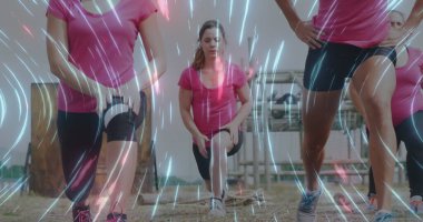 Engelli parkurunda egzersiz yapan beyaz kadınların üzerindeki ışık izleri. Küresel spor, sağlık, fitness ve dijital arayüz kavramı dijital olarak oluşturulmuş görüntü.