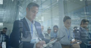 Konferanstaki iş adamlarının istatistiksel işlemleri. küresel iş, veri işleme ve dijital arayüz kavramı dijital olarak oluşturulmuş görüntü.