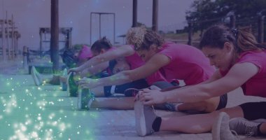 Engelli parkurunda egzersiz yapan farklı kadınların üzerindeki ışık lekeleri. Küresel spor, sağlık, fitness ve dijital arayüz kavramı dijital olarak oluşturulmuş görüntü.