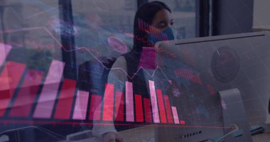 Ofisteki bilgisayarı kullanarak maske takan iş kadınının mali veri işleme görüntüsü. covid 19 salgın konsepti dijital olarak oluşturulmuş görüntü sırasında küresel iş ve dijital arayüz.