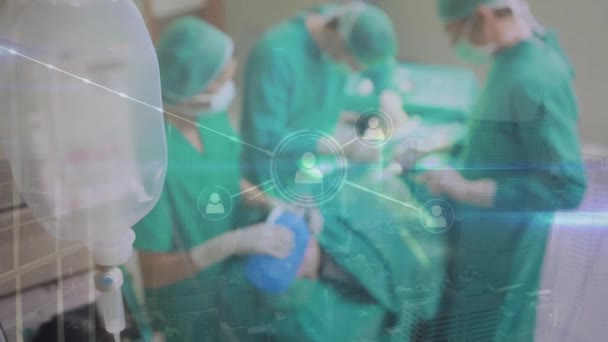 劇場で動作する慎重な外科医よりも人々のアイコンのネットワークのアニメーション データ ヘルスケア 医療サービス デジタル生成されたビデオ — ストック動画
