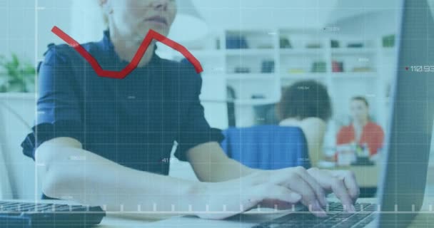 オフィスの慎重なビジネスウーマンに対する財務データ処理のアニメーション — ストック動画