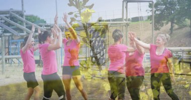 Engelli parkurunda çeşitli kadınların üzerindeki bitkilerin görüntüsü beşlik çakıyor. Küresel spor, sağlık, fitness ve dijital arayüz kavramı dijital olarak oluşturulmuş görüntü.