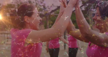 Engelli parkurunda çeşitli kadınlar üzerinde şekiller beşlik çakıyor. Küresel spor, sağlık, fitness ve dijital arayüz kavramı dijital olarak oluşturulmuş görüntü.