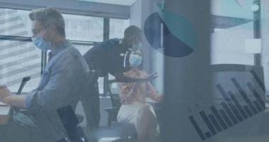 Ofiste konuşan maskeli iş adamlarının mali veri işleme görüntüsü. covid 19 salgın konsepti dijital olarak oluşturulmuş görüntü sırasında küresel iş ve dijital arayüz.