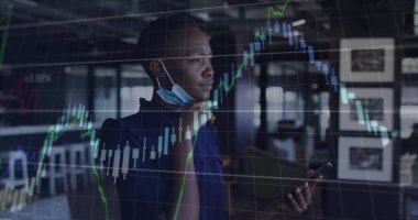 Ofiste akıllı telefon kullanan yüz maskeli bir iş kadınının mali veri işleme görüntüsü. covid 19 salgın konsepti dijital olarak oluşturulmuş görüntü sırasında küresel iş ve dijital arayüz.