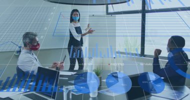 Toplantıda yüz maskesi takmış çeşitli iş adamlarının mali veri işleme görüntüsü. covid 19 salgın konsepti dijital olarak oluşturulmuş görüntü sırasında küresel iş ve dijital arayüz.