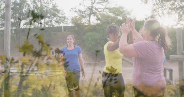 Engelli parkurunda çeşitli kadınların üzerindeki bitkilerin görüntüsü beşlik çakıyor. Küresel spor, sağlık, fitness ve dijital arayüz kavramı dijital olarak oluşturulmuş görüntü.