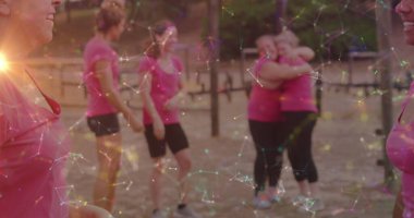 Engelli parkurunda çeşitli kadınlar üzerinde şekiller beşlik çakıyor. Küresel spor, sağlık, fitness ve dijital arayüz kavramı dijital olarak oluşturulmuş görüntü.