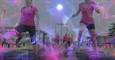 Engelli koşu parkurunda çeşitli kadınlar üzerinde şekil ve veri işleme görüntüsü. Küresel spor, sağlık, fitness ve dijital arayüz kavramı dijital olarak oluşturulmuş görüntü.