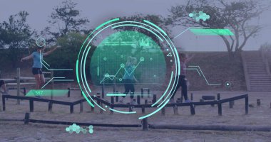 Engelli koşu parkurunda çeşitli kadınların veri işleme görüntüsü. Küresel spor, sağlık, fitness ve dijital arayüz kavramı dijital olarak oluşturulmuş görüntü.