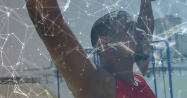 Açık havada ağırlık kaldıran gülümseyen erkek sporcu üzerinden iletişim ağı görüntüsü. spor, başarı ve iletişim teknolojisi konsepti, dijital olarak üretilen görüntü.