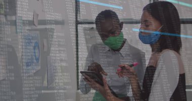 Yüzü maske takan ve not alan çeşitli iş kadınlarının mali veri işleme görüntüsü. covid 19 salgın konsepti dijital olarak oluşturulmuş görüntü sırasında küresel iş ve dijital arayüz.