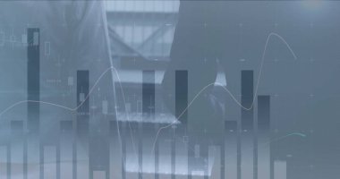 İş adamları ve şehir manzarası üzerinde çalışan istatistiklerin resmi. küresel iş, veri işleme ve dijital arayüz kavramı dijital olarak oluşturulmuş görüntü.