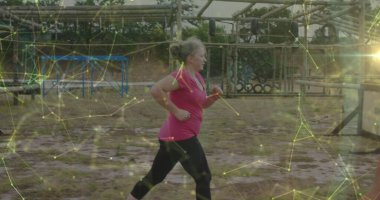 Engelli koşu parkurundaki çeşitli kadınların üzerindeki şekiller. Küresel spor, sağlık, fitness ve dijital arayüz kavramı dijital olarak oluşturulmuş görüntü.