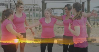 Engel parkurundaki çeşitli kadınların günbatımının görüntüsü. Küresel spor, sağlık, fitness ve dijital arayüz kavramı dijital olarak oluşturulmuş görüntü.