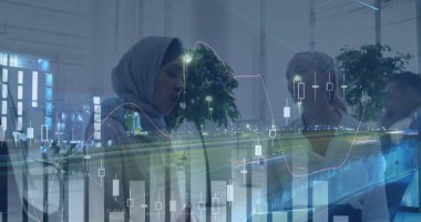 Konferanstaki iş kadınlarının istatistiksel işlemleri. küresel iş, veri işleme ve dijital arayüz kavramı dijital olarak oluşturulmuş görüntü.