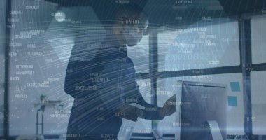 Yüz maskesi takmış melez bir işadamının mali veri işleme görüntüsü. covid 19 salgın konsepti dijital olarak oluşturulmuş görüntü sırasında küresel iş ve dijital arayüz.