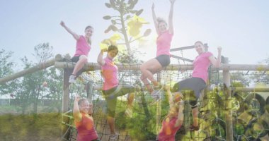 Engelli parkurunda çeşitli kadınların üzerindeki bitkilerin el kaldırması. Küresel spor, sağlık, fitness ve dijital arayüz kavramı dijital olarak oluşturulmuş görüntü.