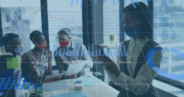 Toplantıda yüz maskesi takmış çeşitli iş adamlarının mali veri işleme görüntüsü. covid 19 salgın konsepti dijital olarak oluşturulmuş görüntü sırasında küresel iş ve dijital arayüz.