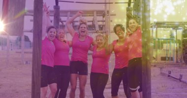 Engel parkurundaki çeşitli kadınların üzerinde el kaldıran ışık lekeleri. Küresel spor, sağlık, fitness ve dijital arayüz kavramı dijital olarak oluşturulmuş görüntü.