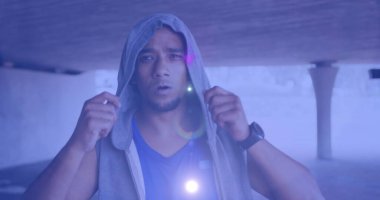 Açık havada egzersiz yaptıktan sonra dinlenen erkek sporcunun üzerinde parlayan ışıklar ve mercek yansıması. spor, başarı, fitness ve doğa konsepti, dijital olarak üretilen görüntü.