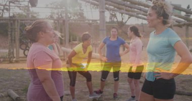 Engelli parkurundaki çeşitli kadınların günbatımının görüntüsü. Küresel spor, sağlık, fitness ve dijital arayüz kavramı dijital olarak oluşturulmuş görüntü.