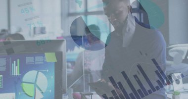 Ofiste tablet kullanan yüz maskeli iş adamının mali veri işleme görüntüsü. covid 19 salgın konsepti dijital olarak oluşturulmuş görüntü sırasında küresel iş ve dijital arayüz.